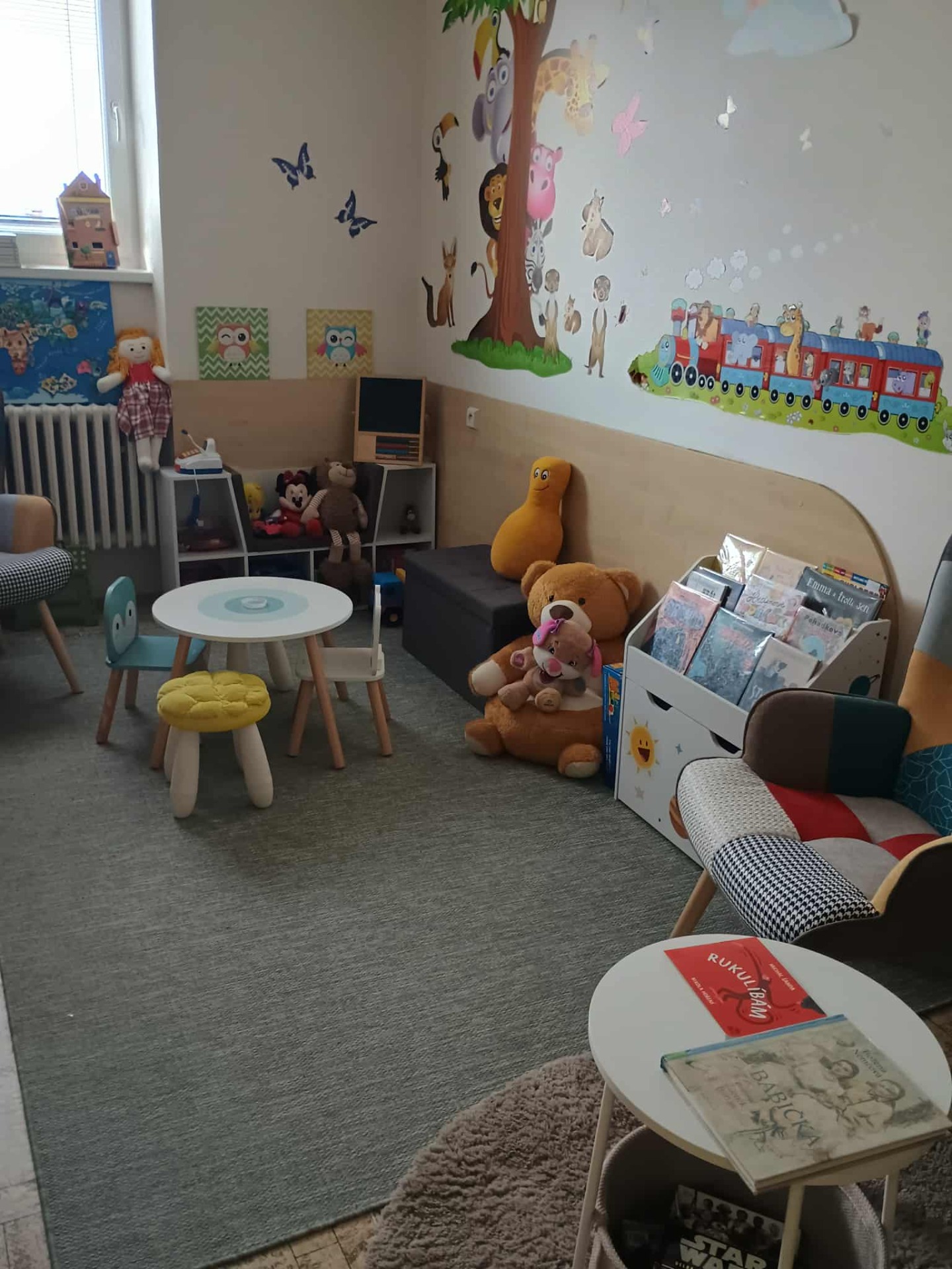 Dětský koutek v knihovně aneb choďte s dětmi do knihovny. 